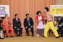 総理官邸を表敬訪問し、安倍晋三内閣総理大臣（中央）を前に「ドリルすんのかいせんのかい」を繰り広げる、すち子（すっちー）と吉田裕（右）。