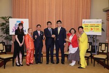 （左から）吉田朱里、池乃めだか、西川きよし、安倍晋三内閣総理大臣、ビスケッティ佐竹、すっちー、吉田裕。