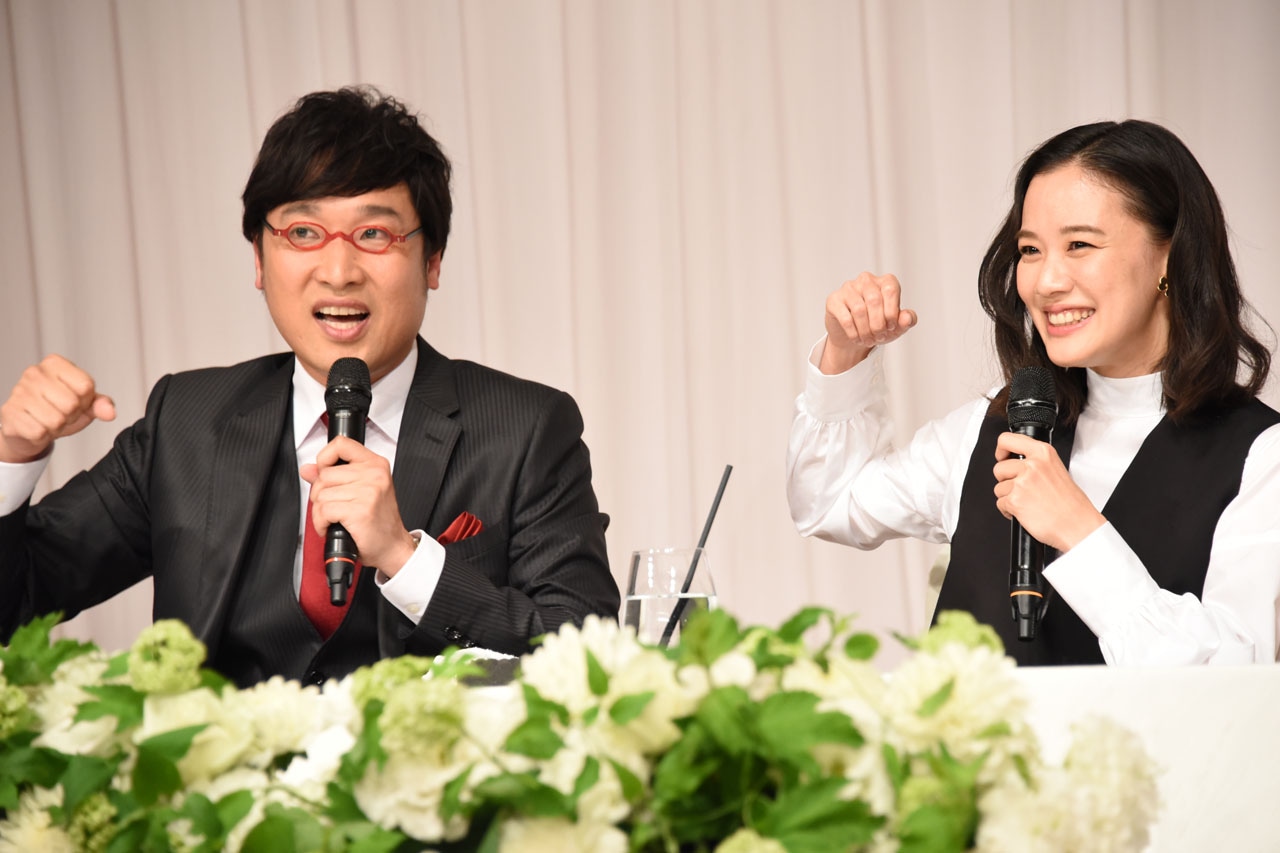 蒼井優の父親に挨拶しに行った際のエピソードを語る南海キャンディーズ山里（左）と蒼井優（右）。