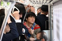 「劇場版 架空OL日記（仮）」より、満員電車に乗る主人公（バカリズム）。