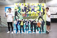 「マンゲキFES」のフォトスポットで撮影するアインシュタイン。