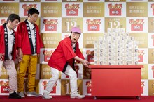 「押すなよ！」のくだりを繰り広げるダチョウ倶楽部。