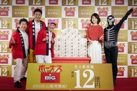 スポーツくじ「ボーナスBIG」新CM発表会に登壇した（左から）ダチョウ倶楽部、石田ゆり子、ショッカー。