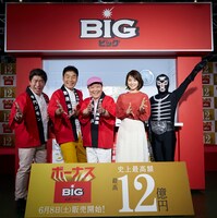 （左から）ダチョウ倶楽部、石田ゆり子、ショッカー。