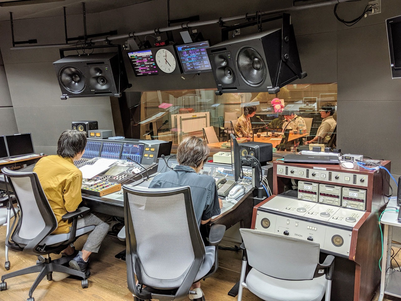 「ラジオで単独LIVE～これぞ！ニッポンの社長～」収録中の様子。