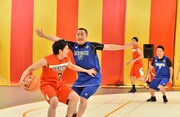 ハナコ岡部が出演する「炎の体育会TVSP」のバスケ対決のワンシーン。(c)TBS
