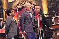 （左から）キャイ～ン、佐藤二朗。(c)フジテレビ