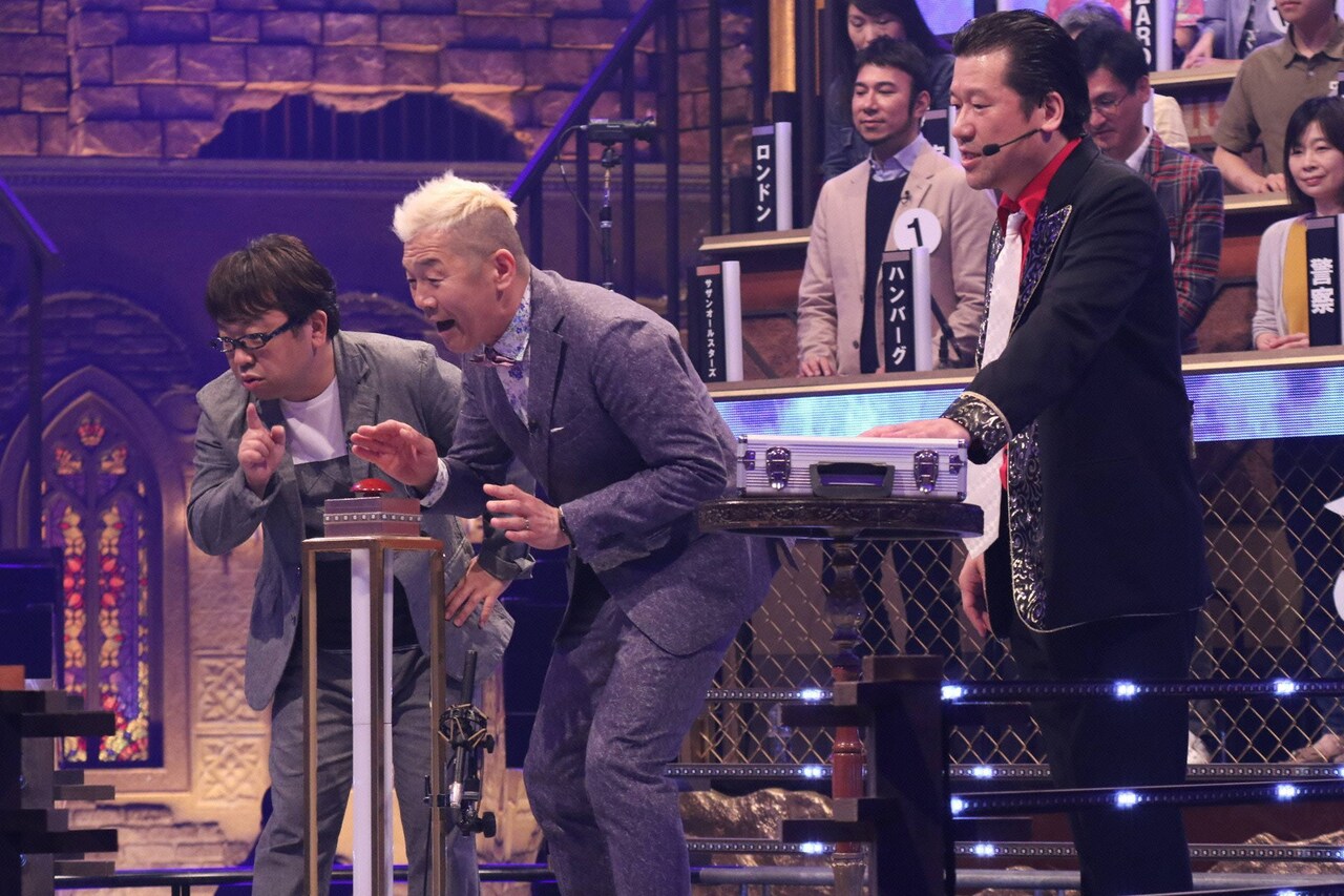 「99人の壁SP」に出演する（左から）キャイ～ン、佐藤二朗。(c)フジテレビ
