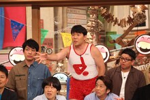 チョコレートプラネットに噛み付くオラキオ（中央）ら。(c)フジテレビ