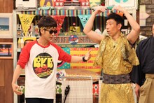 「さんまのお笑い向上委員会」に出演する（左から）バイク川崎バイク、モンキッキー。(c)フジテレビ