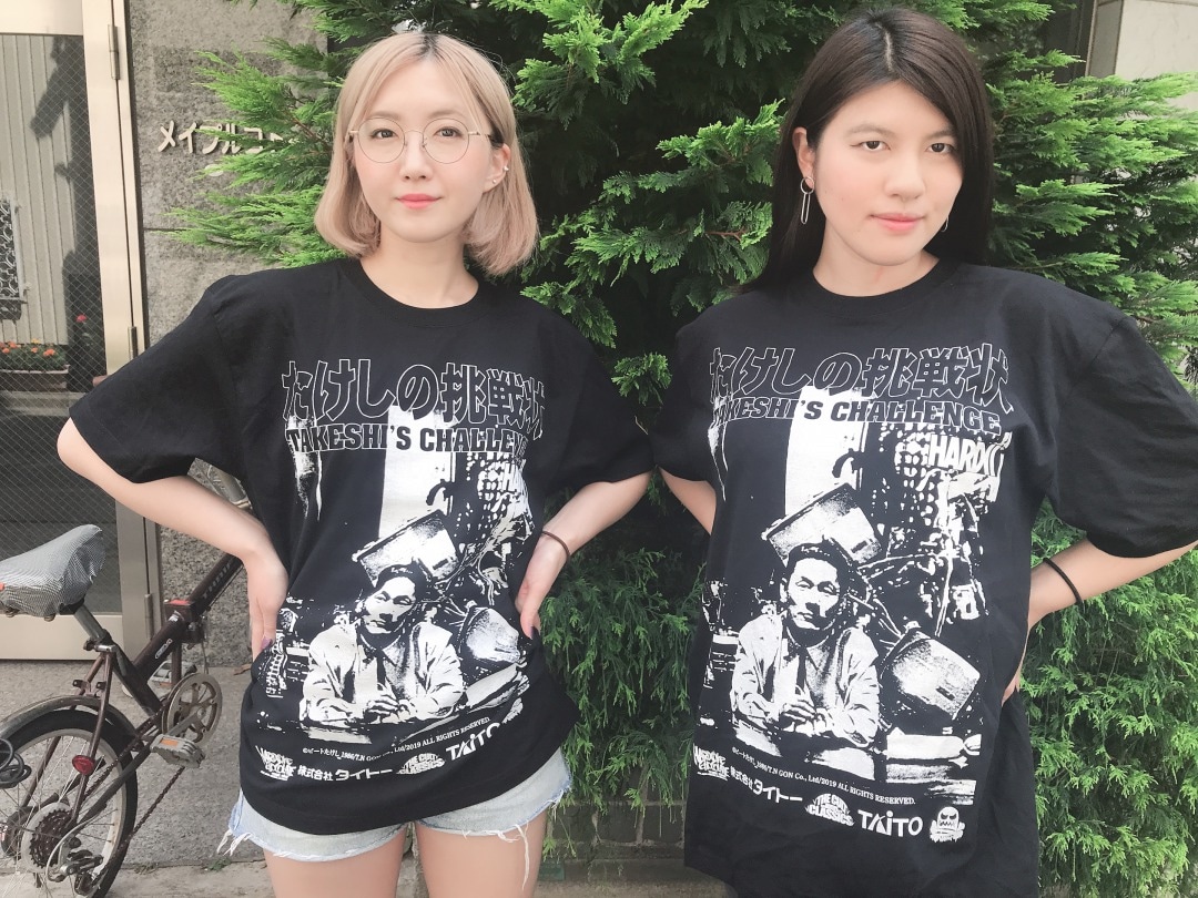 Tシャツ「TAITO×コアチョコ たけしの挑戦状」の着用イメージ。