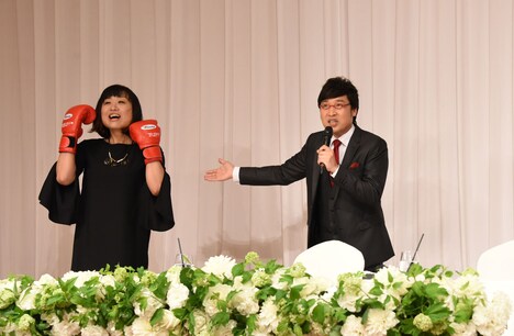 結婚会見に出席した南海キャンディーズ。