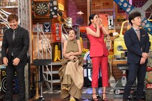 左からヒロミ、土屋アンナ、アンミカ、フットボールアワー後藤。(c)日本テレビ