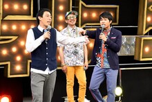 「有田ジェネレーション」でラップバトルを展開する、さらば青春の光。中央はシオマリアッチ。(c)TBS