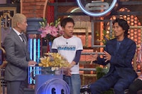 左からダウンタウン、中澤佑二。(c)読売テレビ