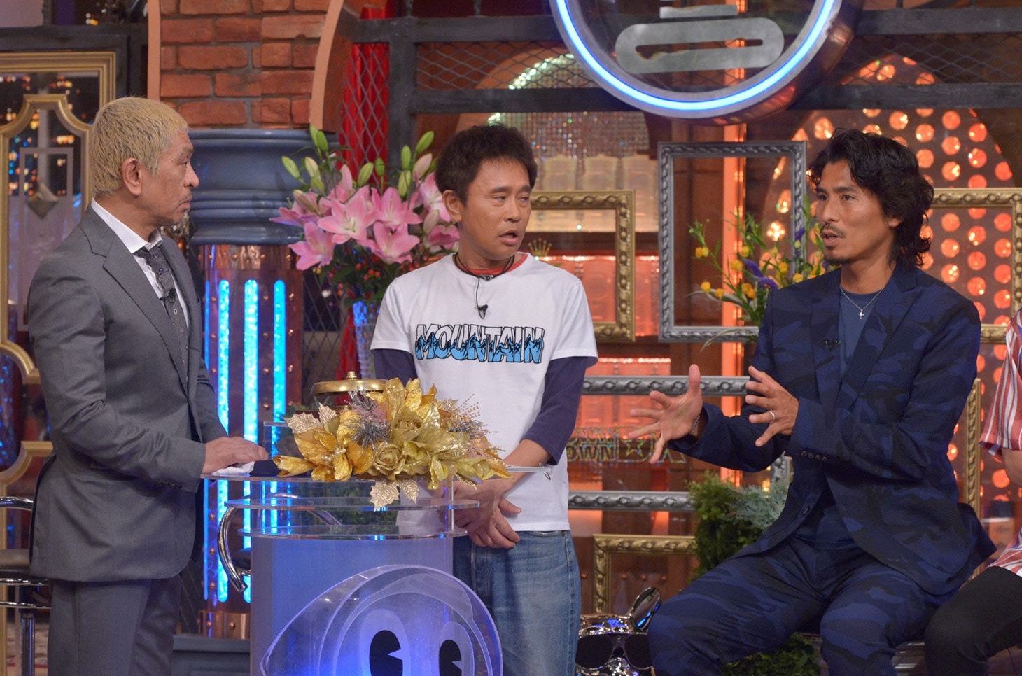 左からダウンタウン、中澤佑二。(c)読売テレビ