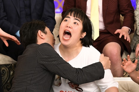 有吉弘行（左）とゆりやんレトリィバァ。(c)TBS