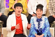 （左から）Mr.シャチホコ、みはる夫妻。(c)TBS