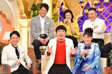 Mr.シャチホコ（前列中央）、みはる（前列右）夫妻が出演するワンシーン。(c)TBS
