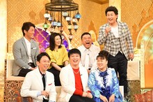 Mr.シャチホコ（前列中央）、みはる（前列右）夫妻が出演するワンシーン。(c)TBS