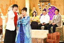 （手前左から）Mr.シャチホコ、みはる夫妻。(c)TBS