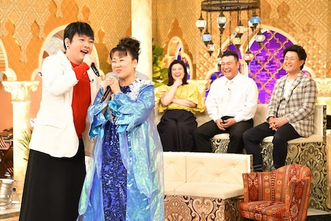 （手前左から）Mr.シャチホコ、みはる夫妻。(c)TBS