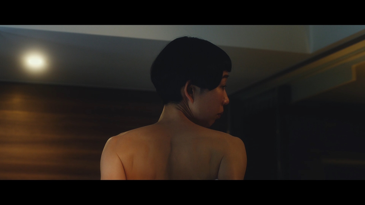 Web動画「変わる女、求めだす男、めっちゃええホテルでのアバンチュール。#瞳ポエム」より。