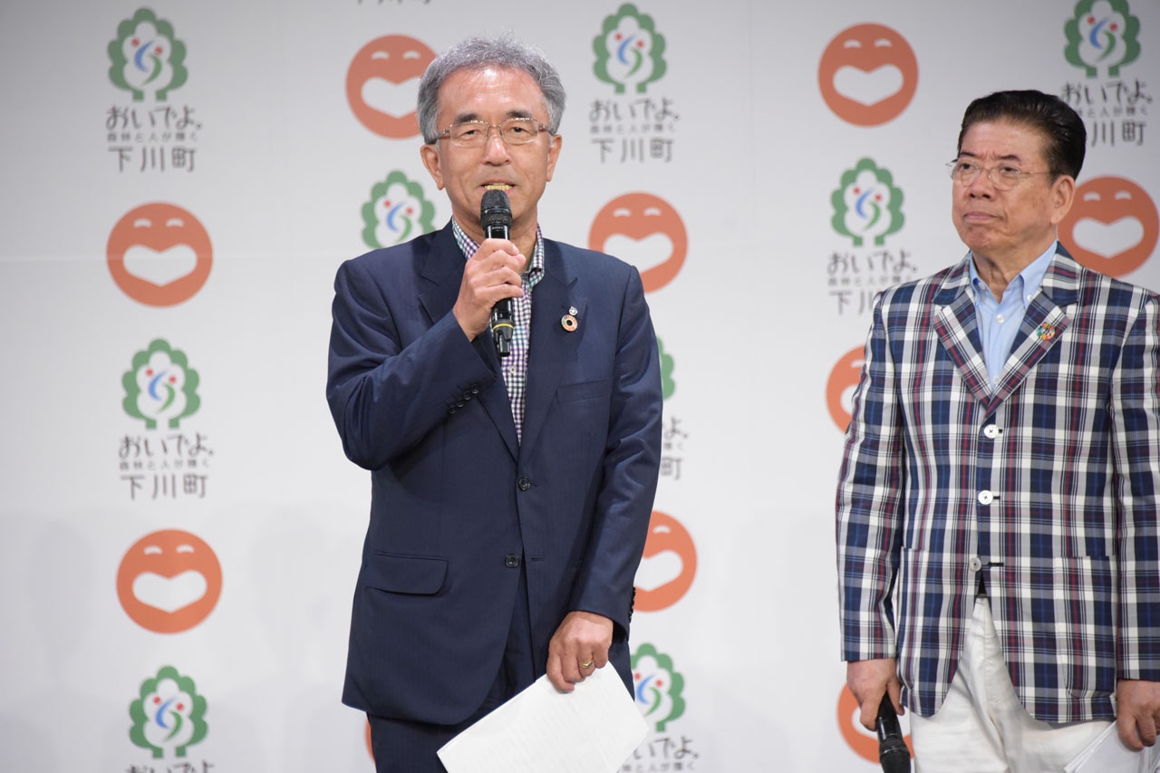 谷一之町長（左）と西川きよし（右）。