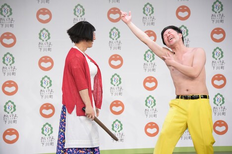 「毛細血管がいっぱい詰まってるとこ、ワキー！」と叫ぶ吉田裕（右）。