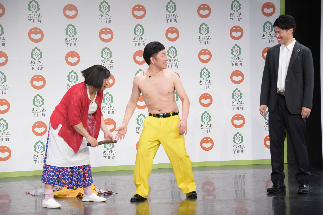 吉本新喜劇研修中の佐藤さん（右）に「乳首ドリル」のお手本を見せるすっちー（左）と吉田裕（中央）。