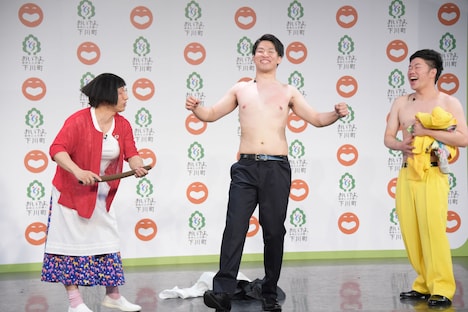 「ドリルせんのかーい！」とフィニッシュを決める佐藤さん（中央）。