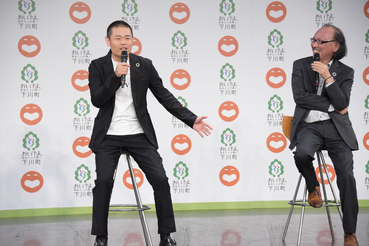 品川ヒロシ監督（左）と株式会社ザフールの古賀俊輔プロデューサー（右）。