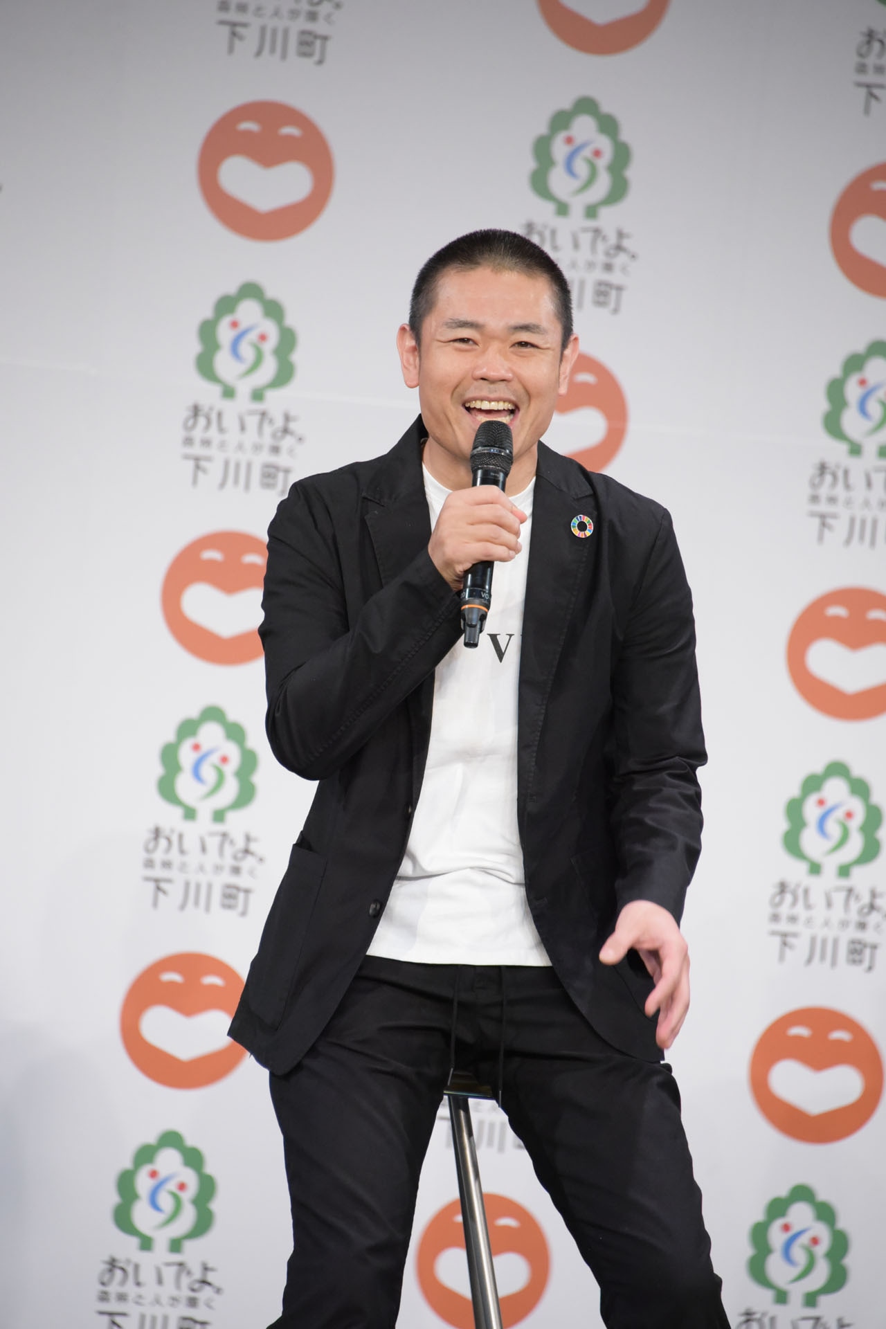 映画の構想を語る品川ヒロシ。