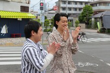 「静岡の商店街で爆買いツアー」より、ロケ中の霜降り明星。(c)静岡朝日テレビ