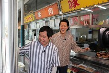 「静岡の商店街で爆買いツアー」より、ロケ中の霜降り明星。(c)静岡朝日テレビ