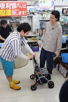 「静岡の商店街で爆買いツアー」より、ロケ中の霜降り明星。(c)静岡朝日テレビ