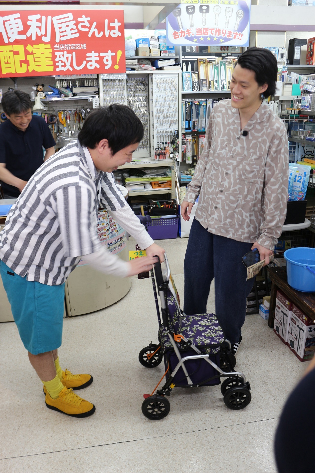 「静岡の商店街で爆買いツアー」より、ロケ中の霜降り明星。(c)静岡朝日テレビ