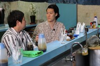 「静岡の商店街で爆買いツアー」より、ロケ中の霜降り明星。(c)静岡朝日テレビ