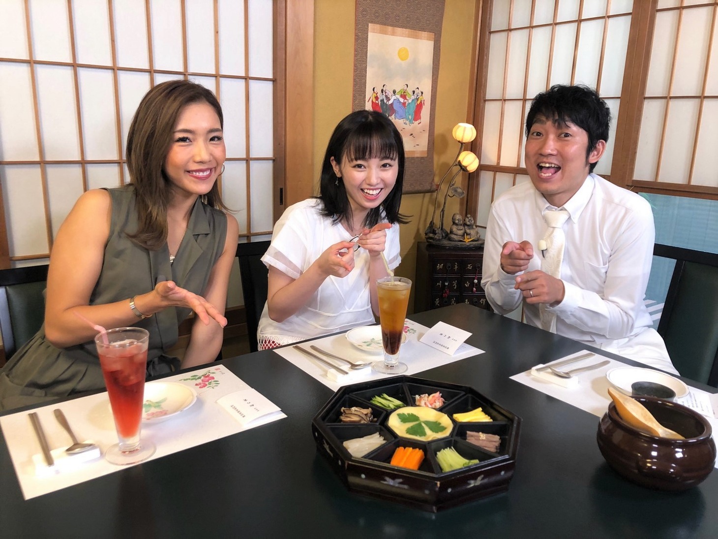 （左から）麻田ゆん、今泉佑唯、NON STYLE石田。(c)テレビ朝日