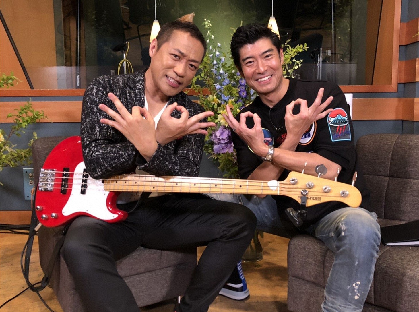 「埼玉ポーズ」を決める（左から）はなわ、高嶋政宏。(c)BS朝日