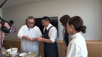 餃子を作る（左から）岩下尚史、チョコレートプラネット長田。(c)TBS