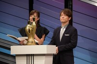 陣内智則（右）と斎藤真美（ABCテレビアナウンサー）。