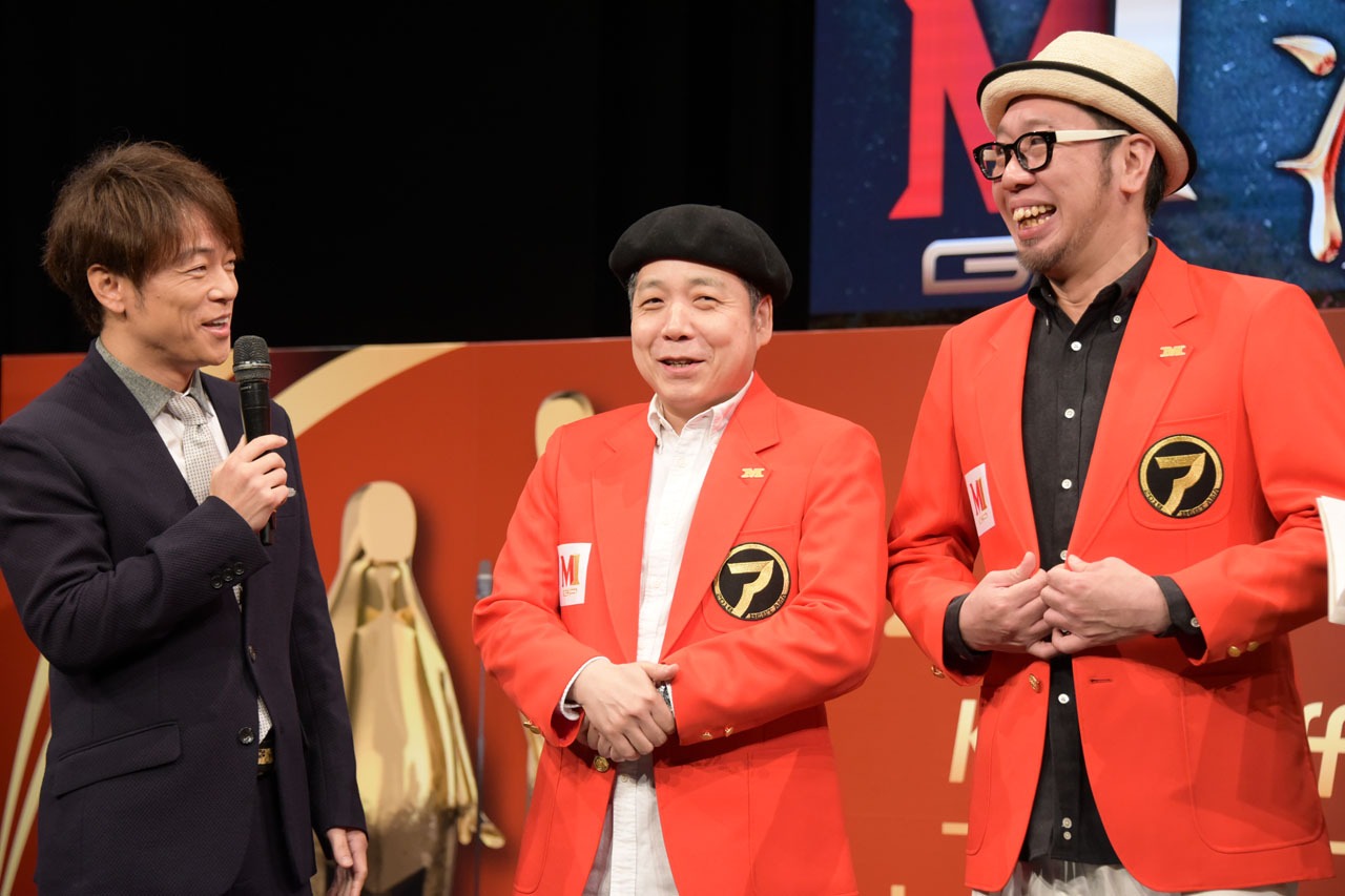 ベストアマチュア賞に輝いたコンビ・漫画家の森田成一（中央）と長田悠幸（右）。