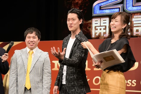 「令和」の手話はツッコミの所作と似ていると話す霜降り明星・粗品（中央）。