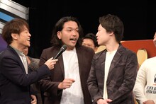 昨年の順位について嘘をつく見取り図リリー（右）とツッコむ相方・盛山（中央）。