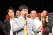 “くさし亭仁鶴”として厳しくコメントする霜降り明星せいや。