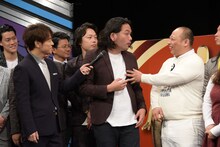 見取り図・盛山がしゃべり出した途端、彼の胸を触るトム・ブラウンみちお（右）。