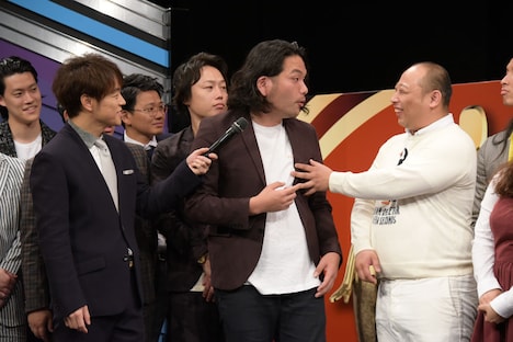 見取り図・盛山がしゃべり出した途端、彼の胸を触るトム・ブラウンみちお（右）。