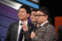 田口淳之介の顔マネを披露するミキ亜生（左）。