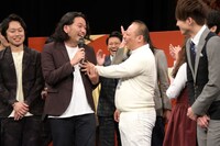 見取り図・盛山がしゃべり出すと、やはり彼の胸を触るトム・ブラウンみちお。